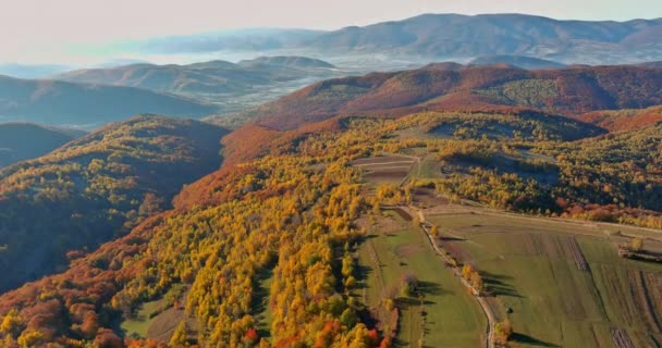 Het Herfst Seizoen Jaar Wanneer Een Panoramisch Berglandschap Onthult Schoonheid — Stockvideo