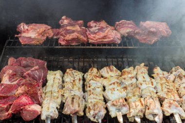 Barbekü şiş kebap ile ızgara sığır eti eti. Lezzetli bir akşam yemeği için lezzetli şişler..