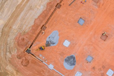 İnşaat çalışmaları sırasında dökülen beton temeller için arazi yakın gelecekte inşa edilecek yeni bir bina.