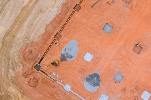 İnşaat çalışmaları sırasında dökülen beton temeller için arazi yakın gelecekte inşa edilecek yeni bir bina.