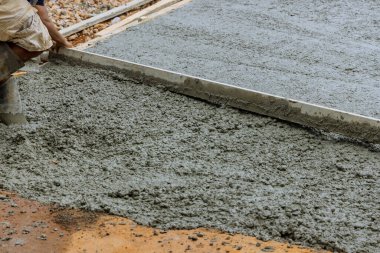 Konutlarda çimento dökerek yeni bir beton yol açıyorum.