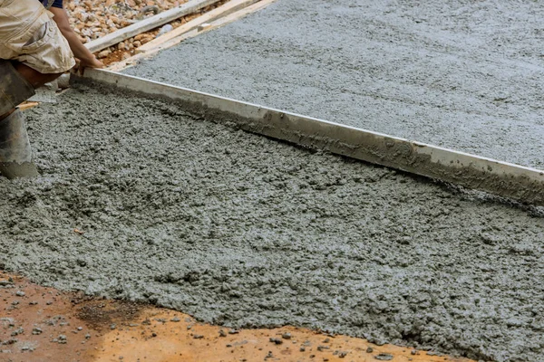 Working Pouring Cement New Concrete Driveway Residential Home — Fotografia de Stock