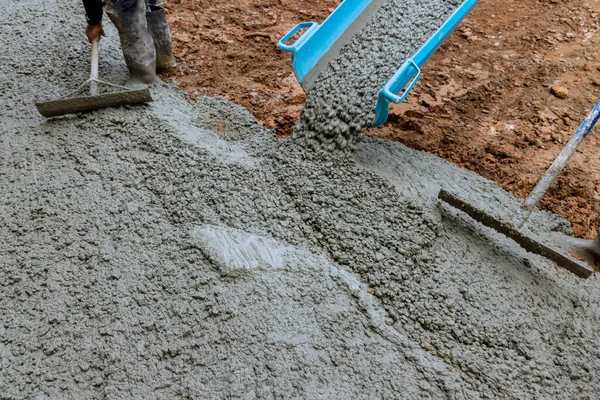 Working Pouring Cement New Concrete Driveway Residential House Construction Site — Fotografia de Stock