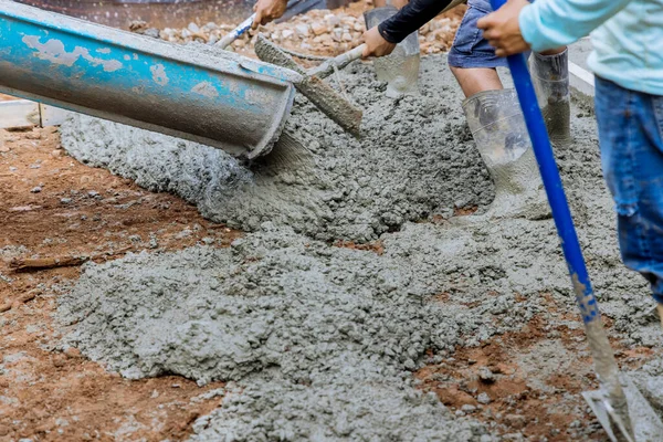 Process Pouring Cement New Concrete Driveway Residential Property Construction Site —  Fotos de Stock