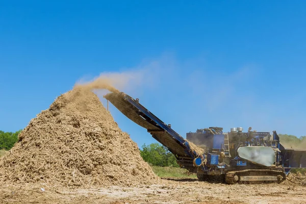 Industrial Shredder Wood Chips Roots Work Conveyor Stationary Shredding Machine — ストック写真