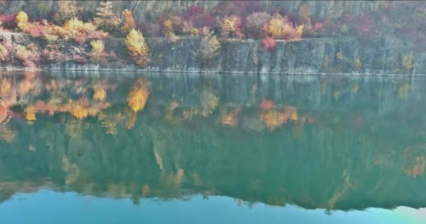 View Quarry Pond Formed Stone Mined Surrounded Clear Turquoise Water — Stockvideo