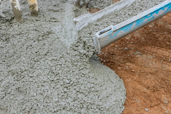Pouring Wet Concrete While Paving Driveway Construction Site New Home — стоковое фото