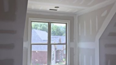 Odaya yeni alçı döşeme tahtası kurulumu banta hazır.