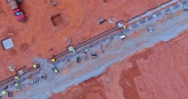 Duvarın havalanan beton bloklarına montajı yapan bir duvar ustası vardı.