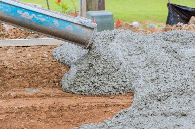 Yeni eve ıslak beton dökerken inşaat alanında garaj yolu yapmak