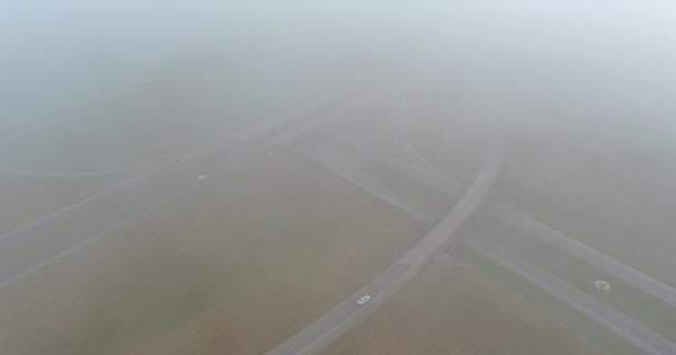 Ранним Утром Густой Туман Вокруг Моста Пересекающего Шоссе Сша Возле — стоковое видео