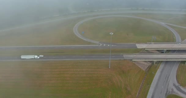 Панорамный Вид Густого Тумана Ранним Утром Возле Моста Соединяющего Шоссе — стоковое видео