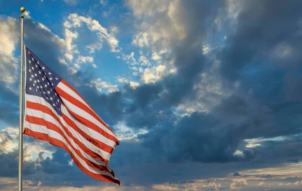 Tecken Patriotism Amerikanska Flaggan Viftar Flaggstången — Stockfoto