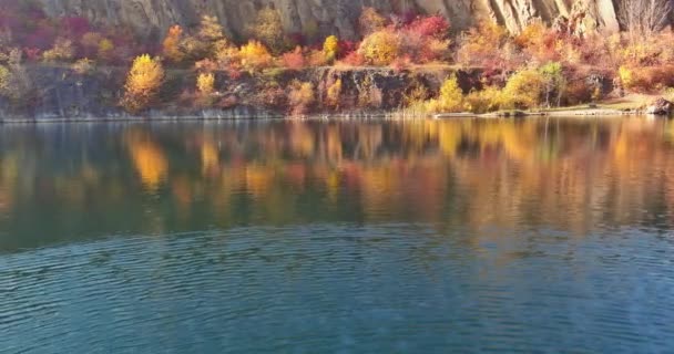 View Quarry Pond Formed Mining Rocks Clear Turquoise Water — Stock video