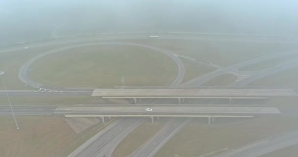 Вид Воздуха Плотный Туман Рано Утром Мосту Пересекающем Шоссе Сша — стоковое видео