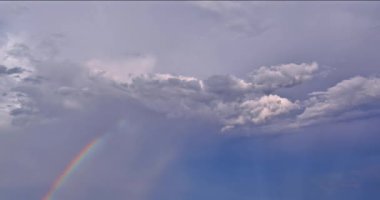 Yağmurdan sonra, güzel bir panorama gökyüzünde bulutları olan çok renkli bir gökkuşağına sahiptir.