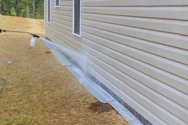 Washing and maintenance services for siding house by using high-pressure nozzles that spray water and soap cleaner to clean the home