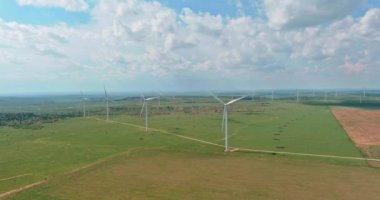 Teksas 'ta bir rüzgâr tarlasında elektrik üretilir. Bir dizi yel değirmeni yenilenebilir enerji üretmek için kullanılır..