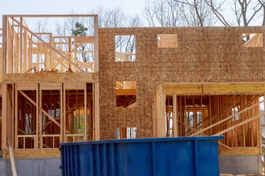 İnşaat alanı, bir sanayi binasının altındaki çöp konteynırı atık imhası için kullanılıyor.