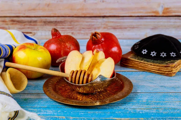 Holiday Symbols Jewish New Year Shofar Honey Jar Fresh Apples — стоковое фото