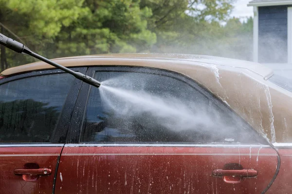 Worker Washing His Car High Pressure Jet Spraying Water Cleaning — Foto de Stock