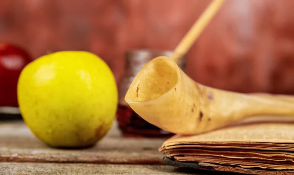 Traditional Jewish New Year Holidays Apple Honey Pomegranate Soun Shofar — Foto de Stock