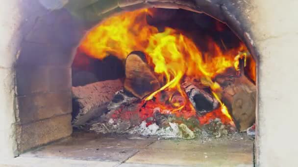 Ένας Παραδοσιακός Φούρνος Πίτσας Από Καυσόξυλα Καίει Φλόγες Μια Φωτιά — Αρχείο Βίντεο