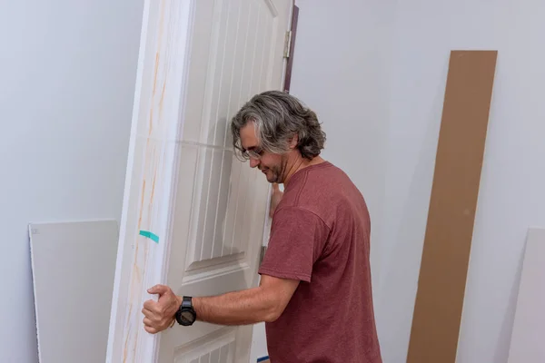 Καθώς Εργαζόμενος Ετοιμάζεται Εγκαταστήσει Την Πόρτα Στο Νέο Σπίτι Κρατά — Φωτογραφία Αρχείου