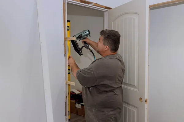 Tijdens Installatie Van Binnendeuren Een Nieuw Huis Een Trim Timmerman — Stockfoto