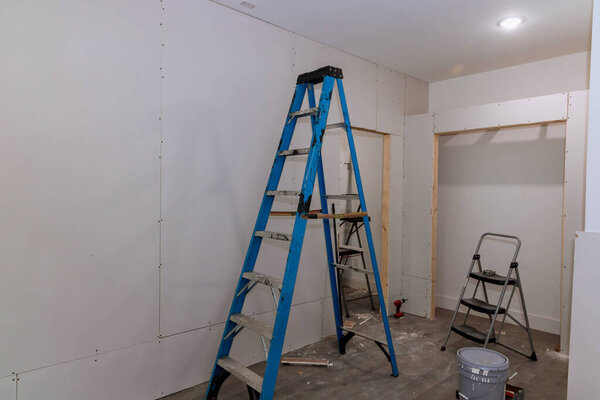 В помещении с гипсокартонной стеной устанавливается гипсокартон, готовый к монтажу в помещении