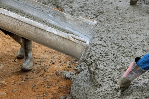 Canteiro Obras Com Trabalhador Derrama Calçada Concreto Para Carros Estacionamento — Fotografia de Stock