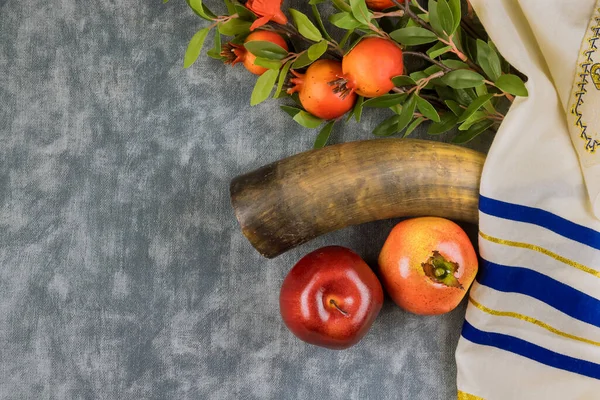 Feiertagssymbole Des Jüdischen Neujahrs Mit Einem Shofar Frische Äpfel Granatäpfel — Stockfoto