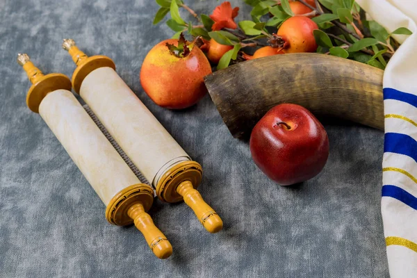 犹太新年的传统象征 用鱼子酱 新鲜苹果和石榴庆祝Rosh Hashanah — 图库照片