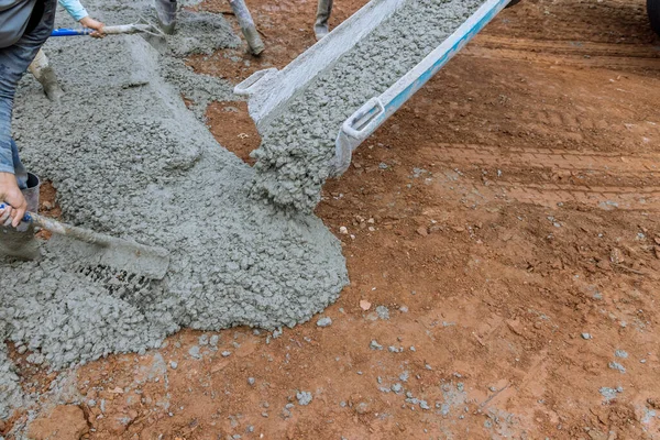 Trabalhador Derramando Concreto Para Calçadas Carros Estacionamento Canteiro Obras — Fotografia de Stock
