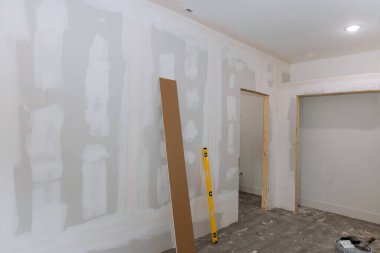 Yeni ev inşaatı ile alçılama tamamlandı, alçıpan boyamaya hazır.