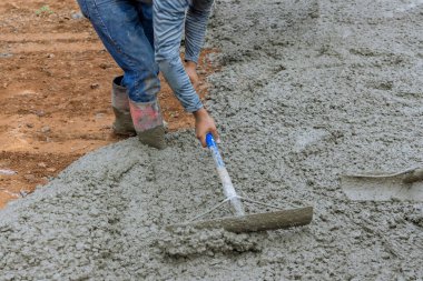 Otopark yolu için beton döken inşaat alanında bir işçinin işi var.
