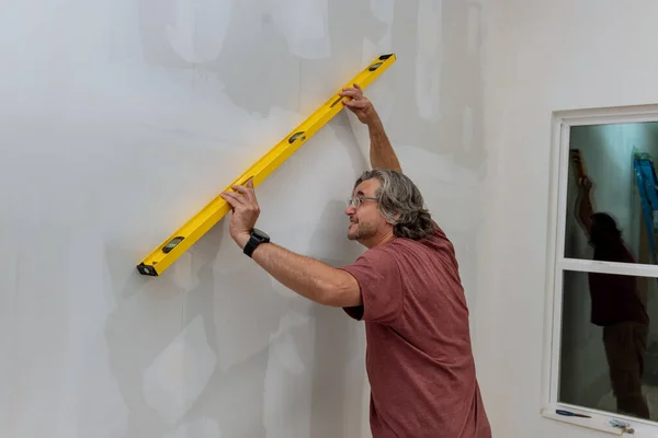 Πριν Από Ζωγραφική Έναν Τοίχο Από Γυψοσανίδα Ένας Εργαζόμενος Βεβαιωθείτε — Φωτογραφία Αρχείου