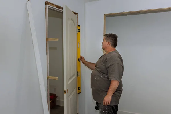 Trabalhador Nivela Portas Interiores Uma Nova Casa Como Eles Estão — Fotografia de Stock