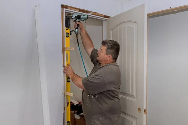 Les Portes Intérieures Sont Installées Dans Une Nouvelle Maison Par — Photo