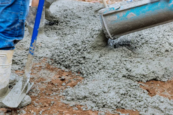 Trabalhador Despeje Derramando Garagem Concreto Para Carro Canteiro Obras — Fotografia de Stock