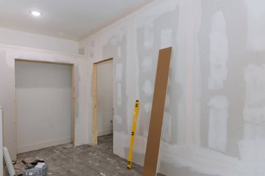 Yeni inşa edilen ev yapımı alçı duvarın bir parçası olarak boyanmaya hazır.