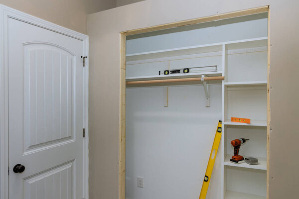 Установка интерьера полки из белого меламина на одежду со множеством пустых полок для помещения