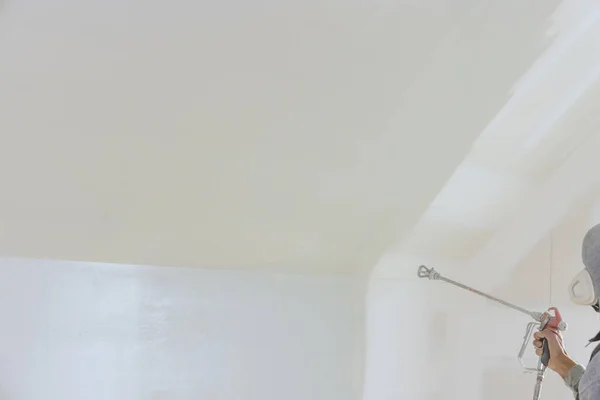 Процессе Покраски Рабочий Использует Безвоздушный Аэрозольный Пистолет Который Загружен Грунтовкой — стоковое фото