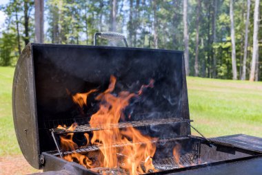 Barbekü hazırlığı için odun ile ızgara et pişirmek için yanan bir ateş.