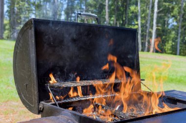 Et ızgara yapmanın en etkili yolu et pişirirken yakacak odun ateşi kullanmaktır.
