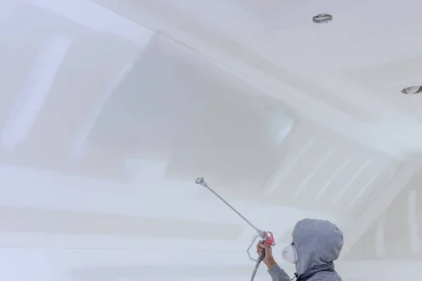 Εργαζόμενος Χρησιμοποιεί Ένα Πιστόλι Ψεκασμού Αστάρι Για Βάψει Τους Τοίχους — Φωτογραφία Αρχείου