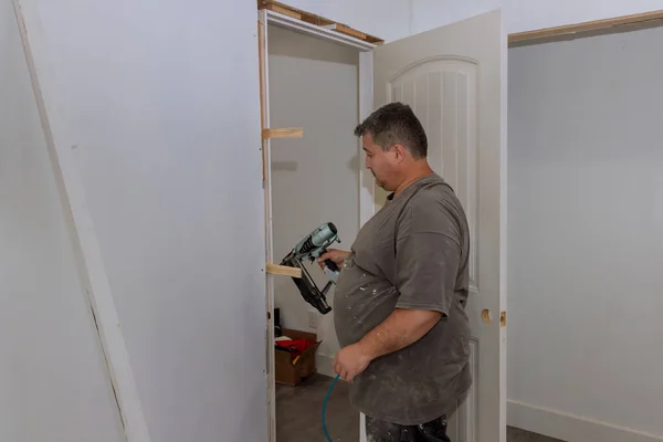 Instalando Portas Interiores Uma Nova Casa Trabalho Carpinteiro Guarnição Com — Fotografia de Stock