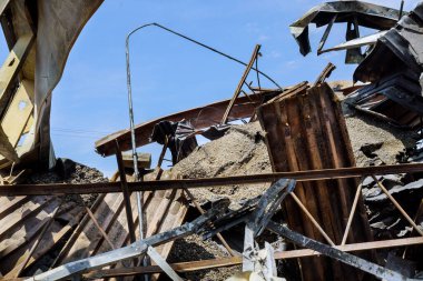 Ukrayna 'daki saldırılar sırasında bombalar sonucu evler yıkıldı ve yakıldı.