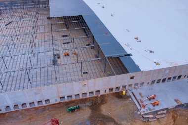 Çelik depo inşaatında, sanayi binalarına çatı kirişleri yerleştirildi