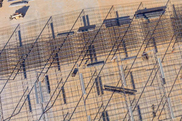 鉄鋼倉庫屋根は 工業ビル建設中に金属フレームのインストールをトラス — ストック写真